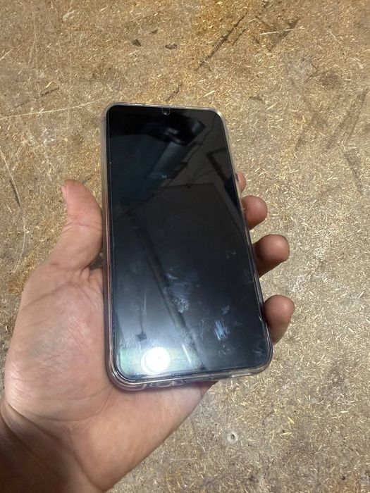 Samsung A24 yaxshi holatda