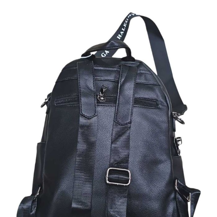 Раница с джоб на една страна / Размер: 32 x27x13cm.