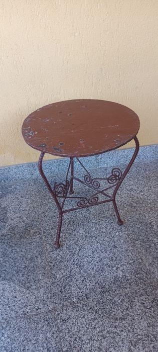 Scaun vechi din metal