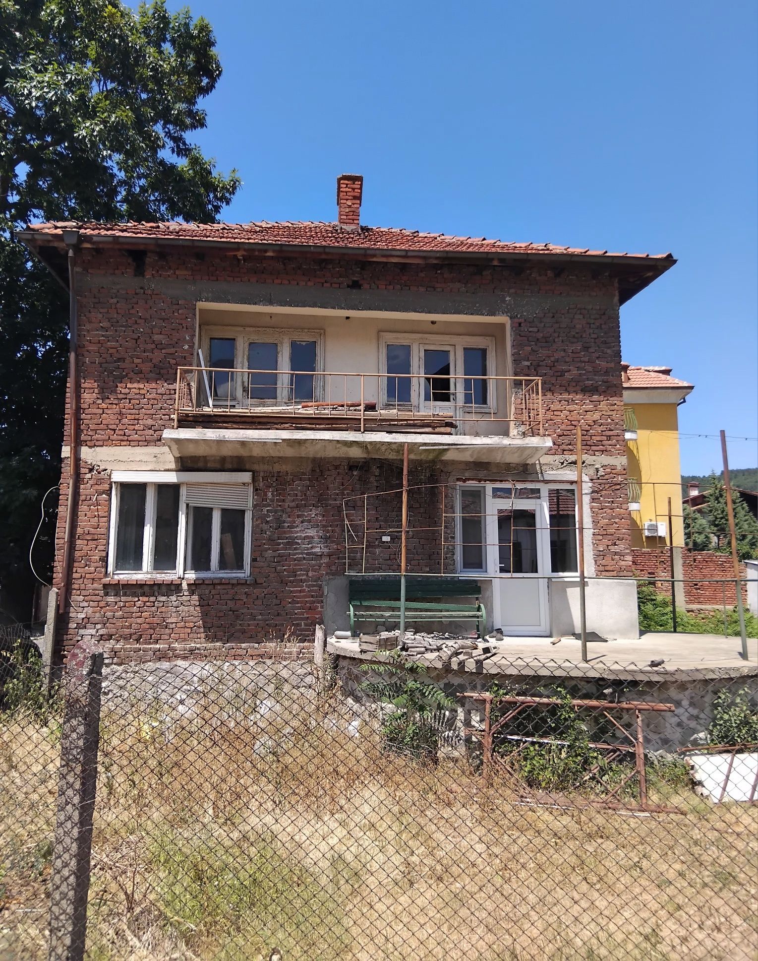 Продава две къщи в гр.Дупница