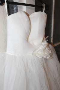 Къса бяла рокля (бална или коктейлна)