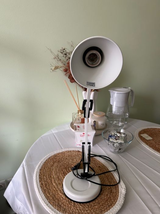 Нова настолна лампа с регулируемо рамо