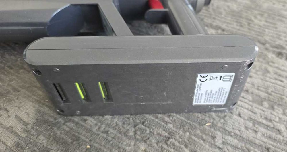 Aspirator vertical pe baterie Maxxmee, filtru HEPA si perie rotativa.