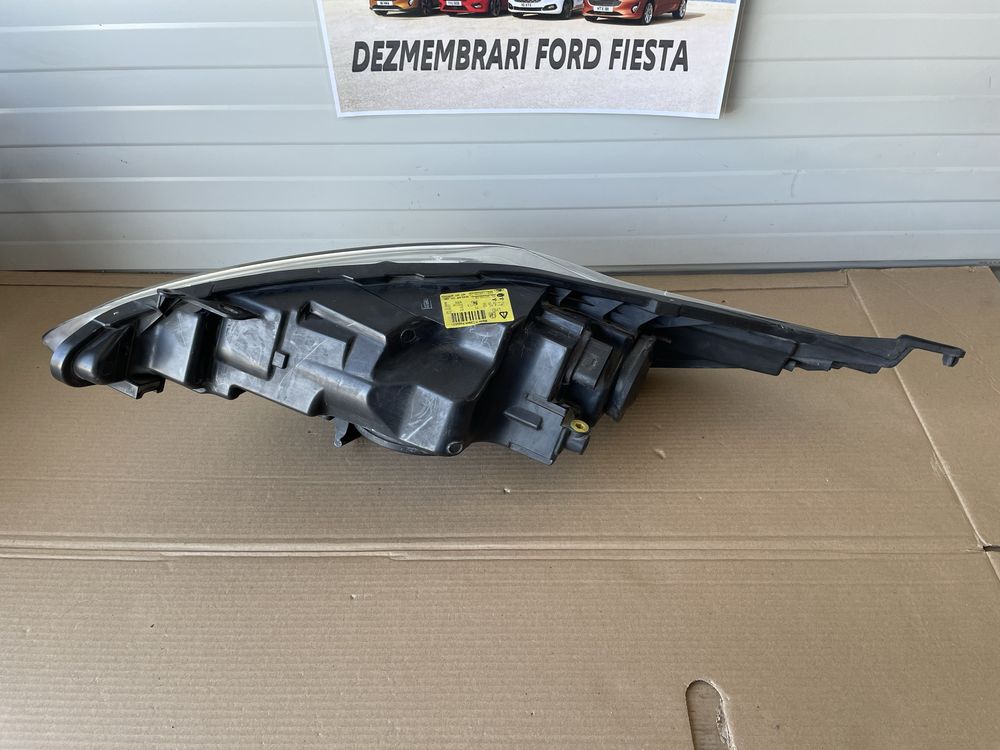 Far dreapta Ford Fiesta cu lupa