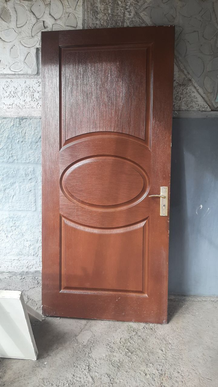 Деревянная мекомнатная дверь с замком и ключами