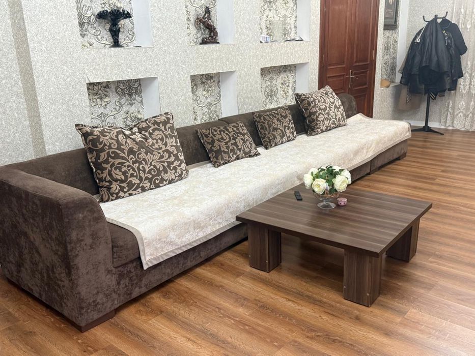Диван красивый длинный коричневый