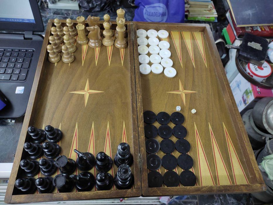 Дървена табла и шах