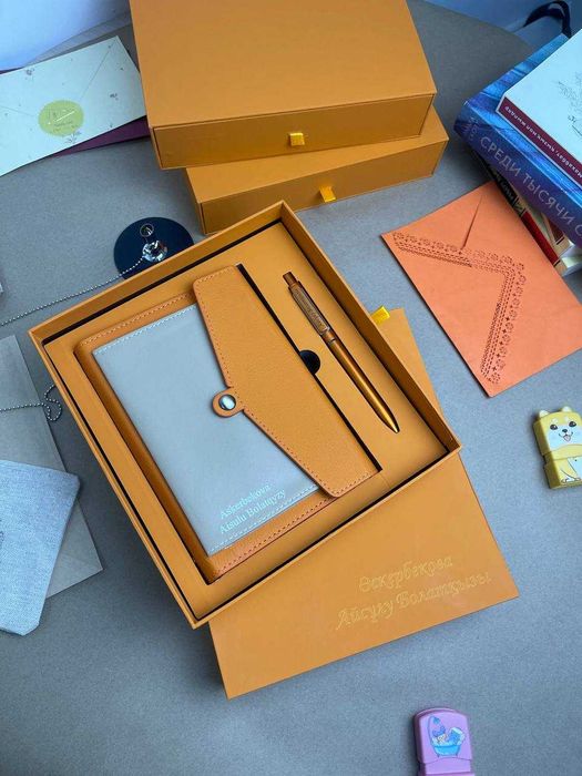 Именной подарочный набор в коробке — блокнот и ручка с гравировкой 585