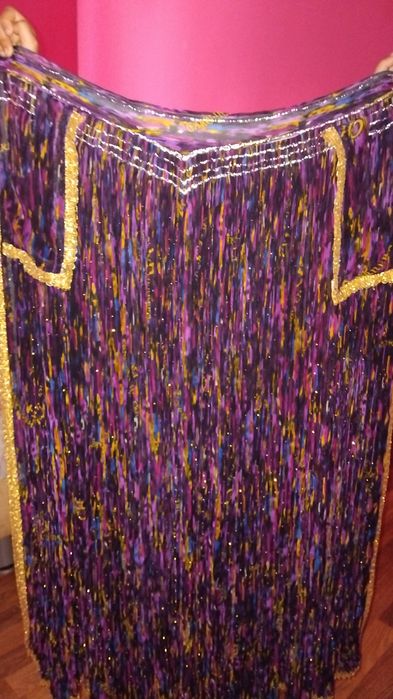 Vând fusta țigănească