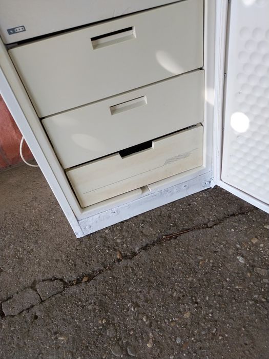 Congelator cu 4 sertare în stare buna