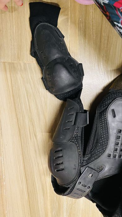 armură moto tip jachetă din mesh, cu protecții piept–spate–umeri–coate