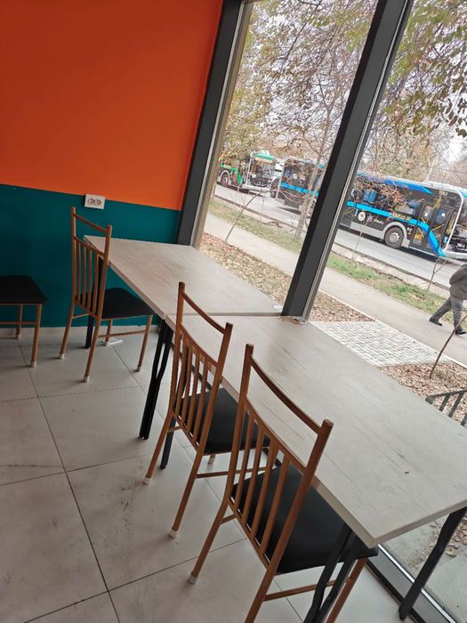 Стол и стулья, ресепшен для кафе