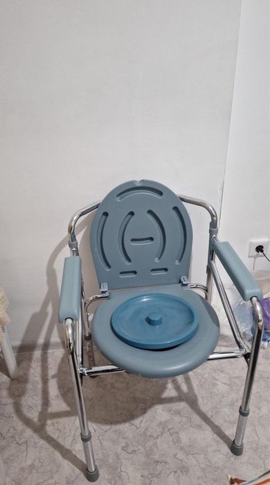 Кресло туалет для людей с ограниченными возможностями.