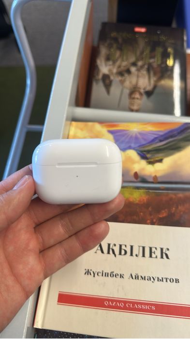 Продам airpods pro оригинал , есть так же обычные airpods