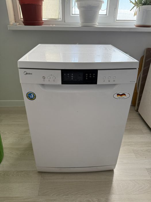 Посудомоечная машина Midea DWF12-7617QW белый