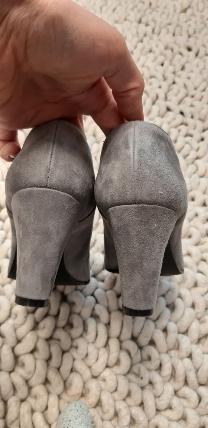 Елегантни дамски обувки от велур.