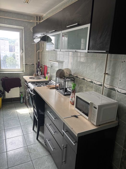 O camera mare libera in apt 3 camere Mircea pentru baiat