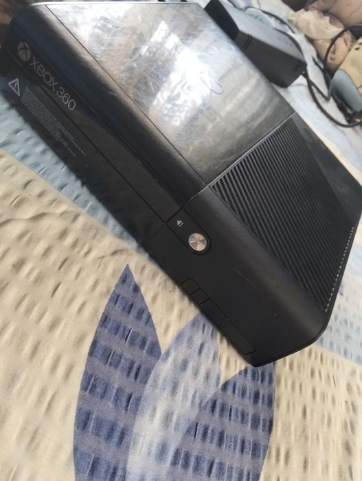 Vând Xbox 360 cu consolă