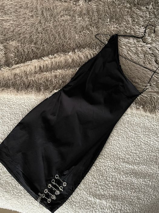 НОВА Официална Черна Рокля с Детайл