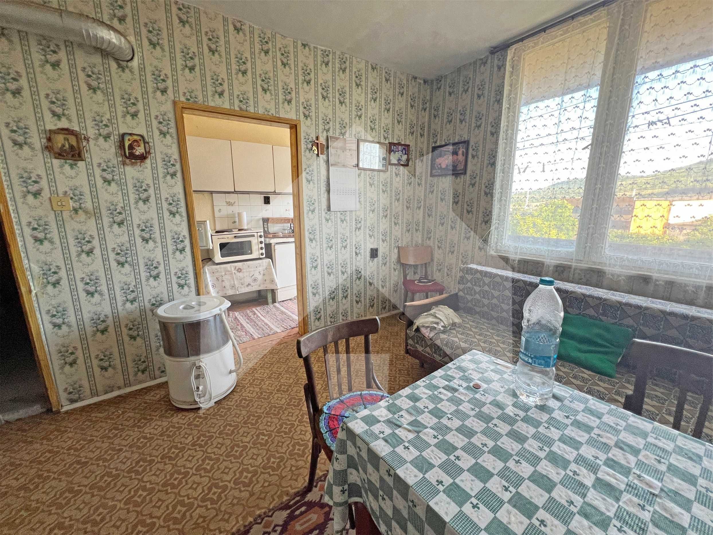 Продава се апартамент (2+1) в гр. Каспичан. Среден етаж! Тухла