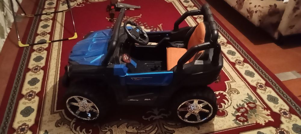Продается электрическая машинка полный привод новая батарейка