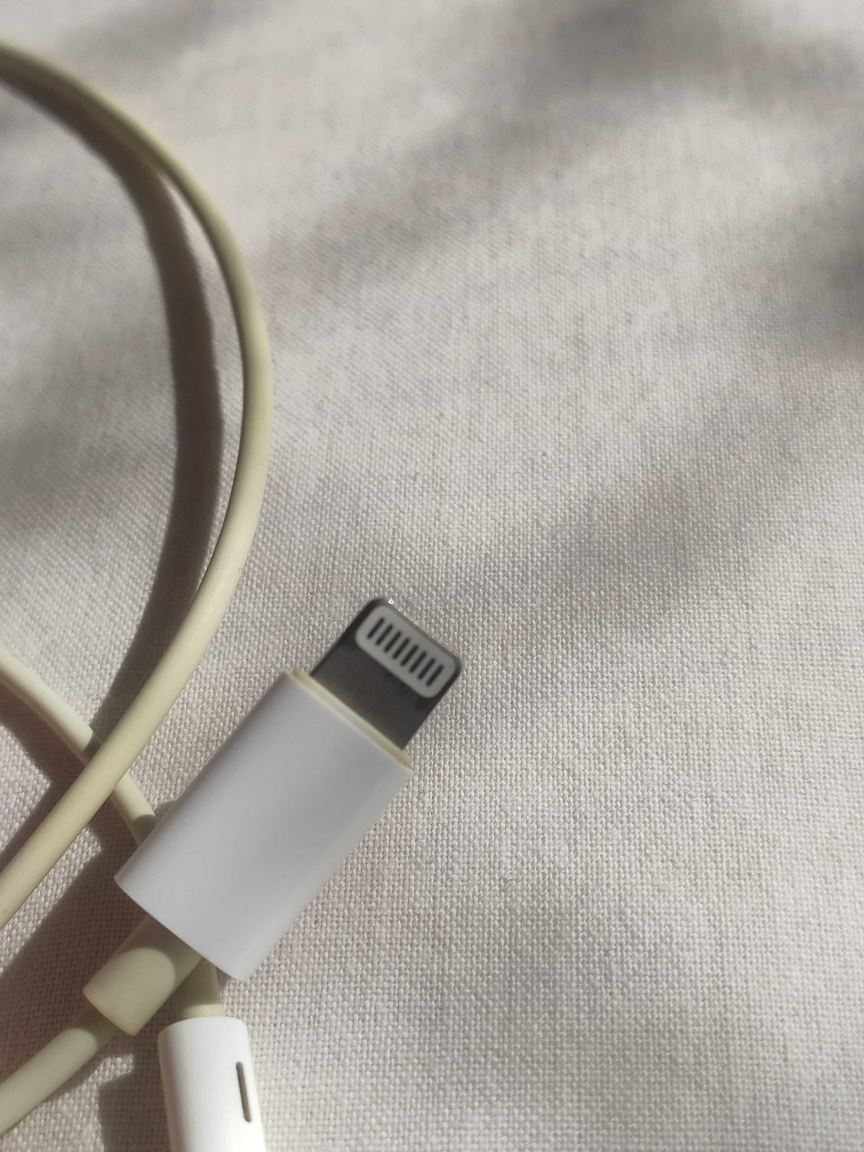 Apple Earpods with Lightning Connector