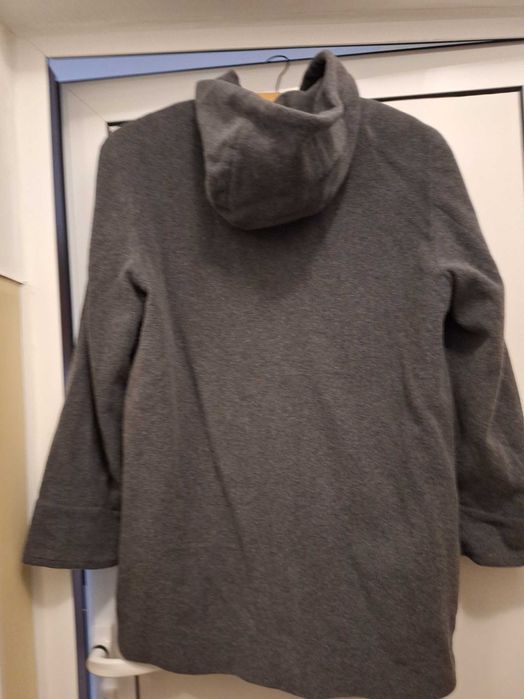 Подарявам тънко сиво палто