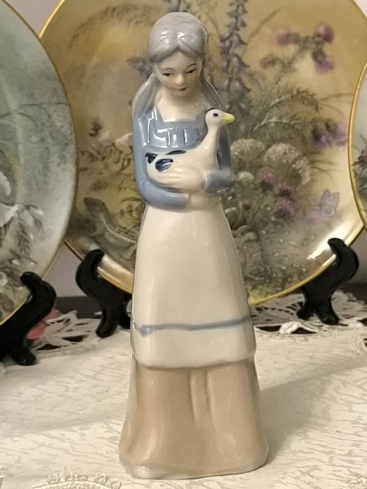 Порцеланова фигурка висока-15 см