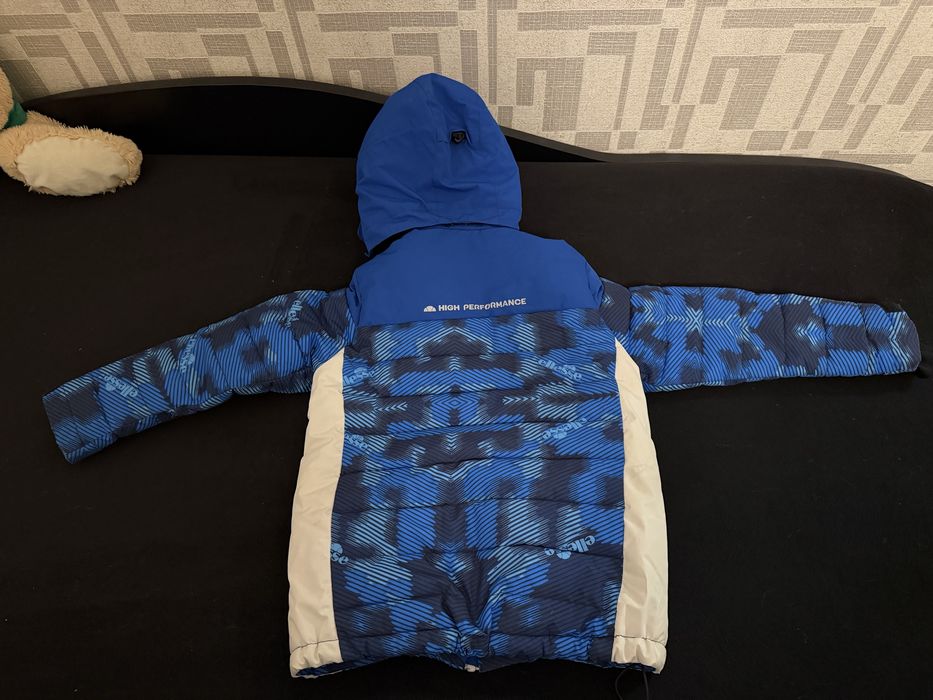 Продавам детско непромокаемо яке за 6 годишно момче