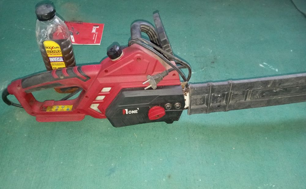 Электрическая пила.