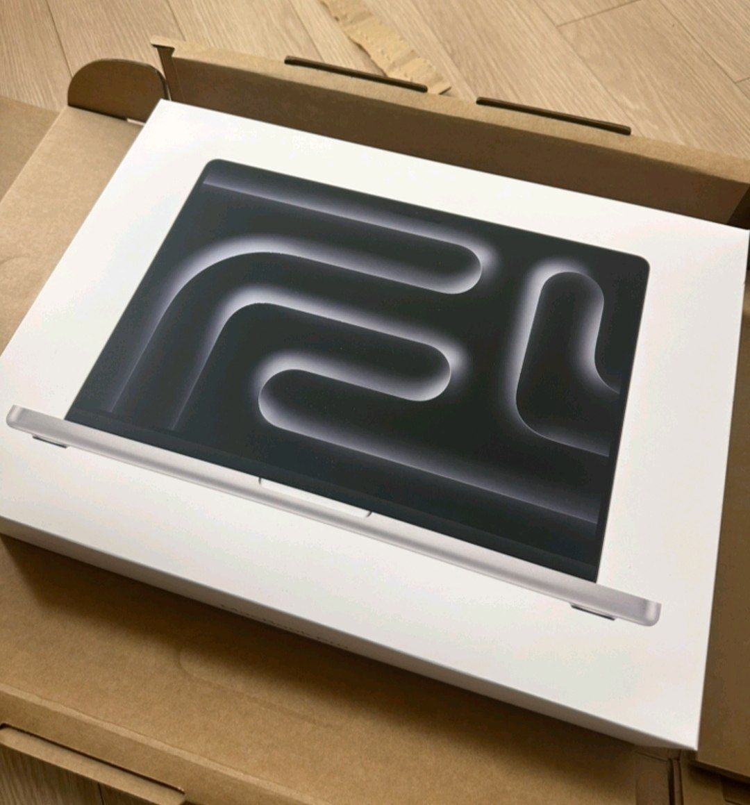 MacBook Pro M4 Silver 14 dyum (16GB/512GB) 2 marta zaryad olgan yangi