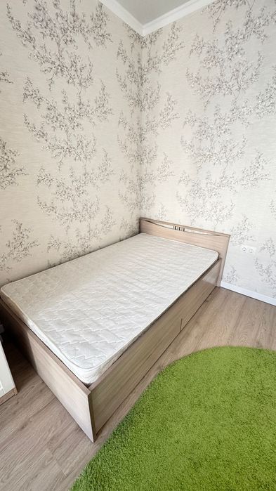 Продам кровать-полуторку размером 120х200 с матрасом