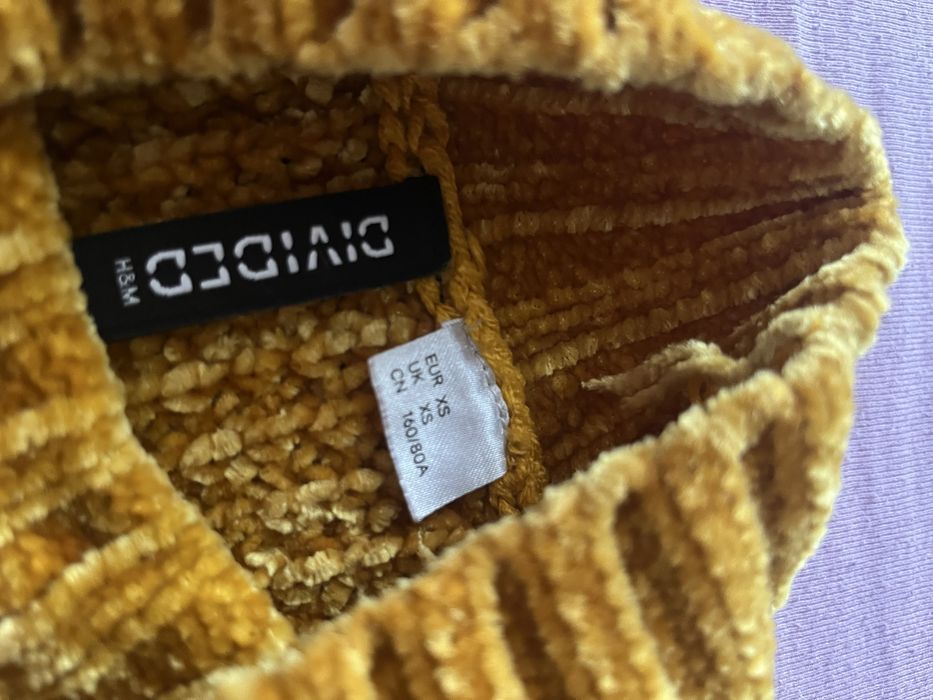 Жълт пулове на марката H&M