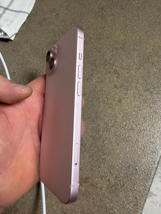 Vand /schimb Iphone 15 roz