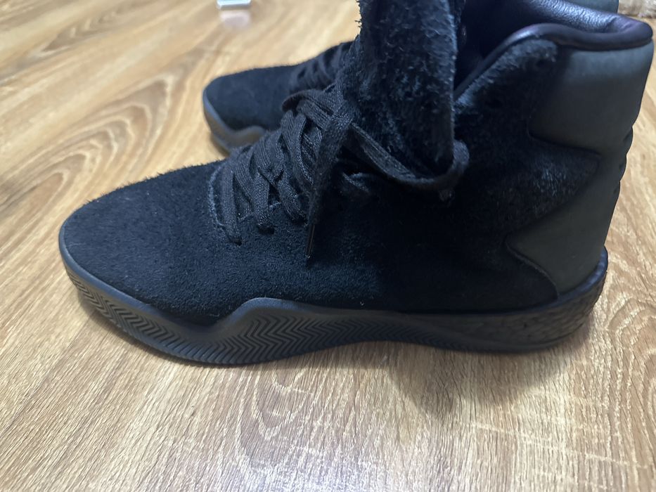 Vand Adidas marimea 43,5 purtati de vreo 4 ori