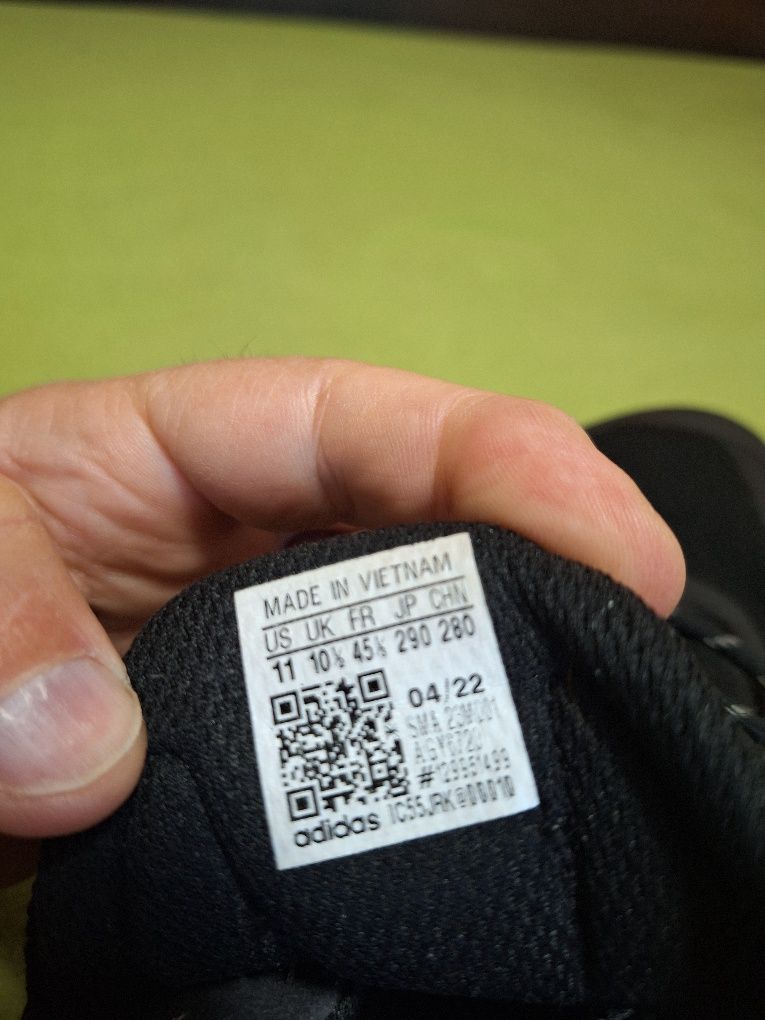 Продавам маратонки adidas gore tex 45 1/3.