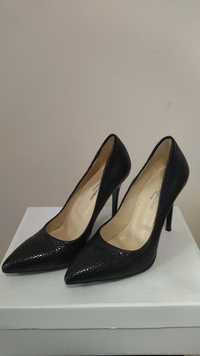 Черни обувки на висок ток