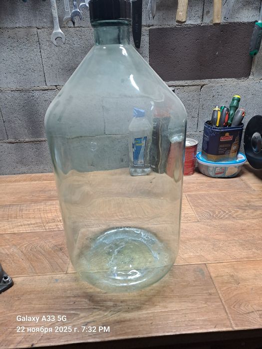 Бутыль стеклянная с завинчивающей крышко