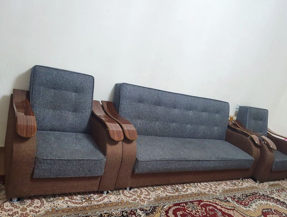 Раскладной диван с креслами.