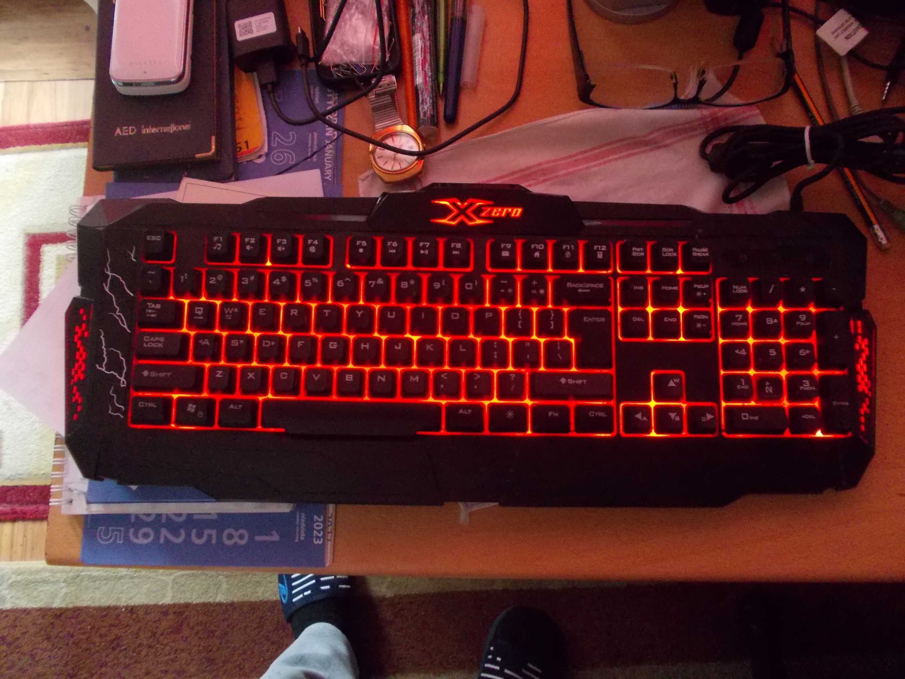 Placa de baza PC mausuri tastaturi simple si luminate monitoare PC