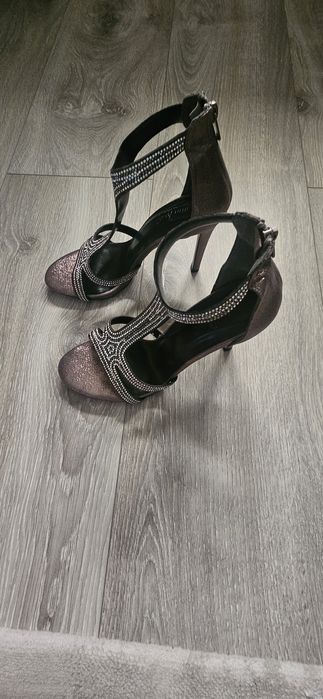 Vând  sandale de ocazie