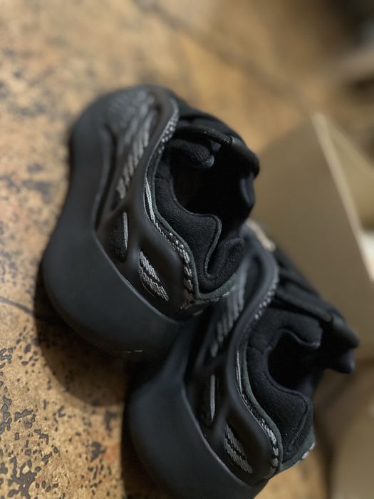 Adidas Yeezy Boost 700 V3 originali