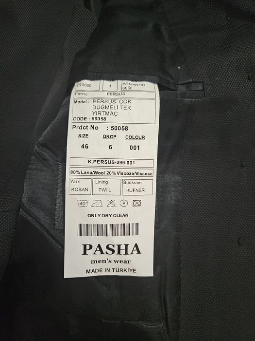 Costum impecabil, arata exact ca in poze, costumul are 3 piese,