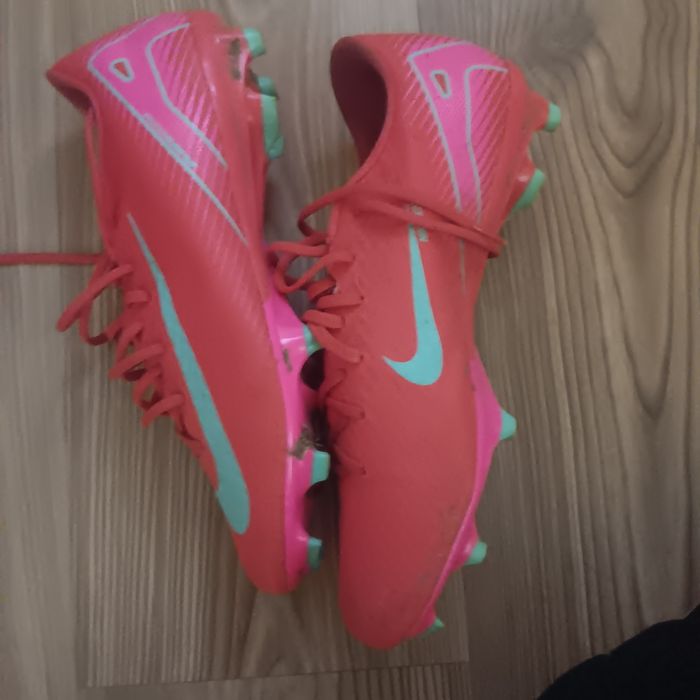 Ghete nike de teren iarba