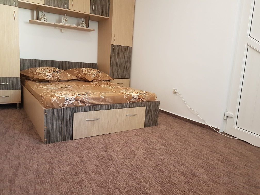 Apartament cu 3 camere pentru închiriat pe sezonul de vara