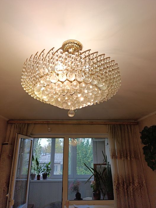 Продам хрустальную люстру