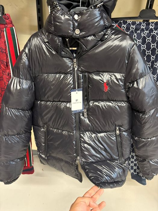 Geaca neagră Polo Ralph Lauren, perfectă pentru zilele reci. Design ic