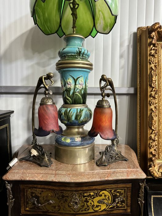 Doua veioze art-nouveau din bronz, cu abajur din sticla colorata