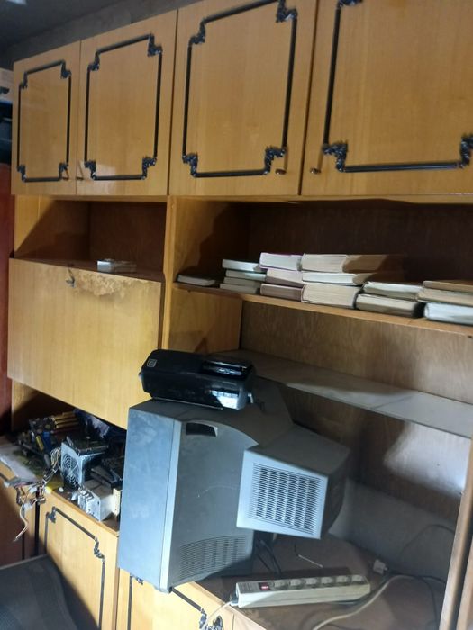 Отдам стенку  и телевизор