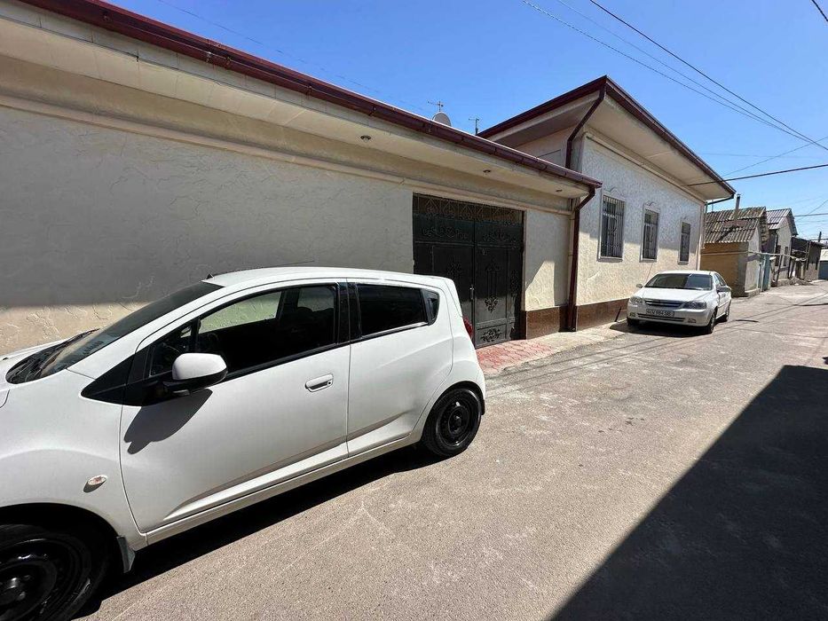 СРОЧНО !! Продаётся участок в Яшнабаде 3 соток 6 комнат